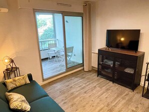 TV - Bright studio a few steps from the beach (Saint-Mandrier-sur-Mer)