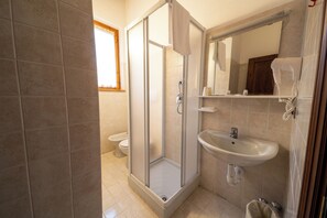 Een douche, een haardroger, handdoeken, zeep