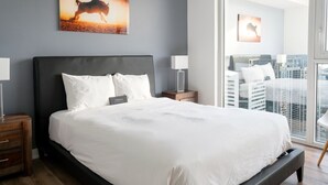 2 sovrum, skrivbord, strykjärn/strykbräda och resesäng