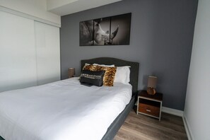 1 bedroom, desk, iron/ironing board, travel cot - Fully Furnished One Bedroom apartment in the heart of North York (North York)