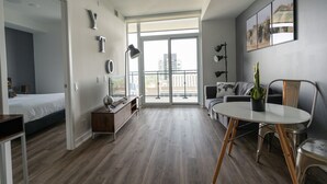 1 bedroom, desk, travel cot, free WiFi - Fully Furnished One Bedroom apartment in the heart of North York (North York)