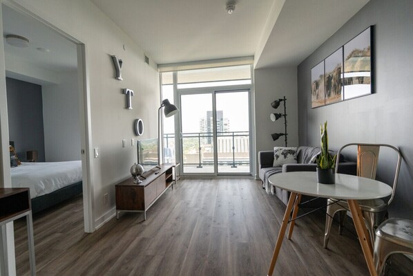 1 habitación, escritorio, tabla de planchar con plancha y cuna de viaje 