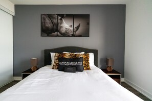 1 chambre, bureau, fer et planche à repasser, lit de bébé portatif