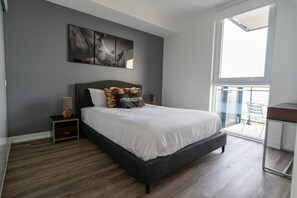 1 habitación, escritorio, tabla de planchar con plancha y cuna de viaje 