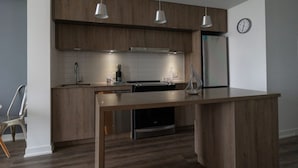 Coffee/tea maker, fridge, microwave, oven - Pivot - 1 Bedroom Apartment North York (North York)