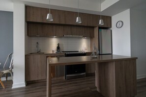 Fridge, microwave, stovetop, dishwasher