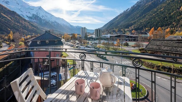 A balcony with a table, two pink mugs, and a white teapot. - Spacious flat in the centre of Chamonix (Chamonix-Mont-Blanc)