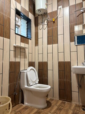 Deluxe Villa, Balcony, Mountain View | Bathroom | Shower, free toiletries, towels, soap