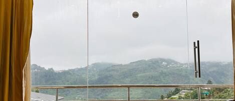 Una scrivania, postazione laptop, Wi-Fi gratuito