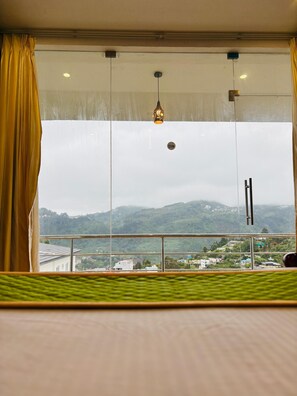 Desk, laptop workspace, free WiFi - Scotberry Villa (Kodaikanal)