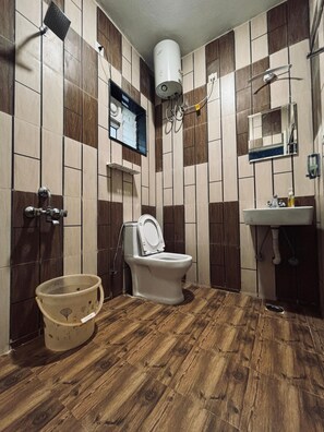 Shower, towels, soap, shampoo - Scotberry Villa (Kodaikanal)