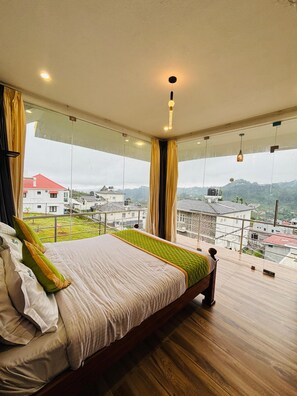 Desk, laptop workspace, free WiFi - Scotberry Villa (Kodaikanal)