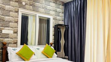 Desk, laptop workspace, free WiFi