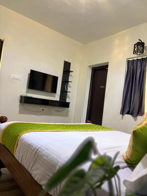 Desk, laptop workspace, free WiFi