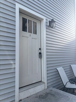 Exterior detail - 2-bedroom next to Bowdoin in Brunswick with cool AC (Brunswick)