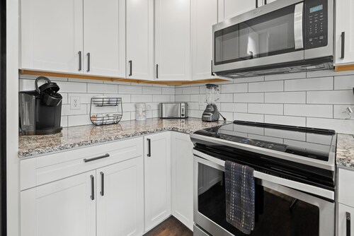 2-bedroom condo in Keowee Key: 3 pools, 2 restaurants, fitness center, golf