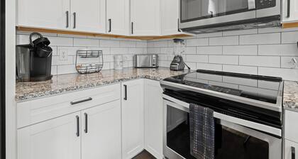 2-bedroom condo in Keowee Key: 3 pools, 2 restaurants, fitness center, golf