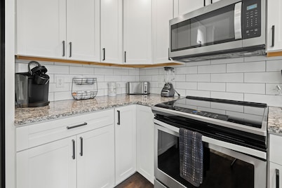 2-bedroom condo in Keowee Key: 3 pools, 2 restaurants, fitness center, golf