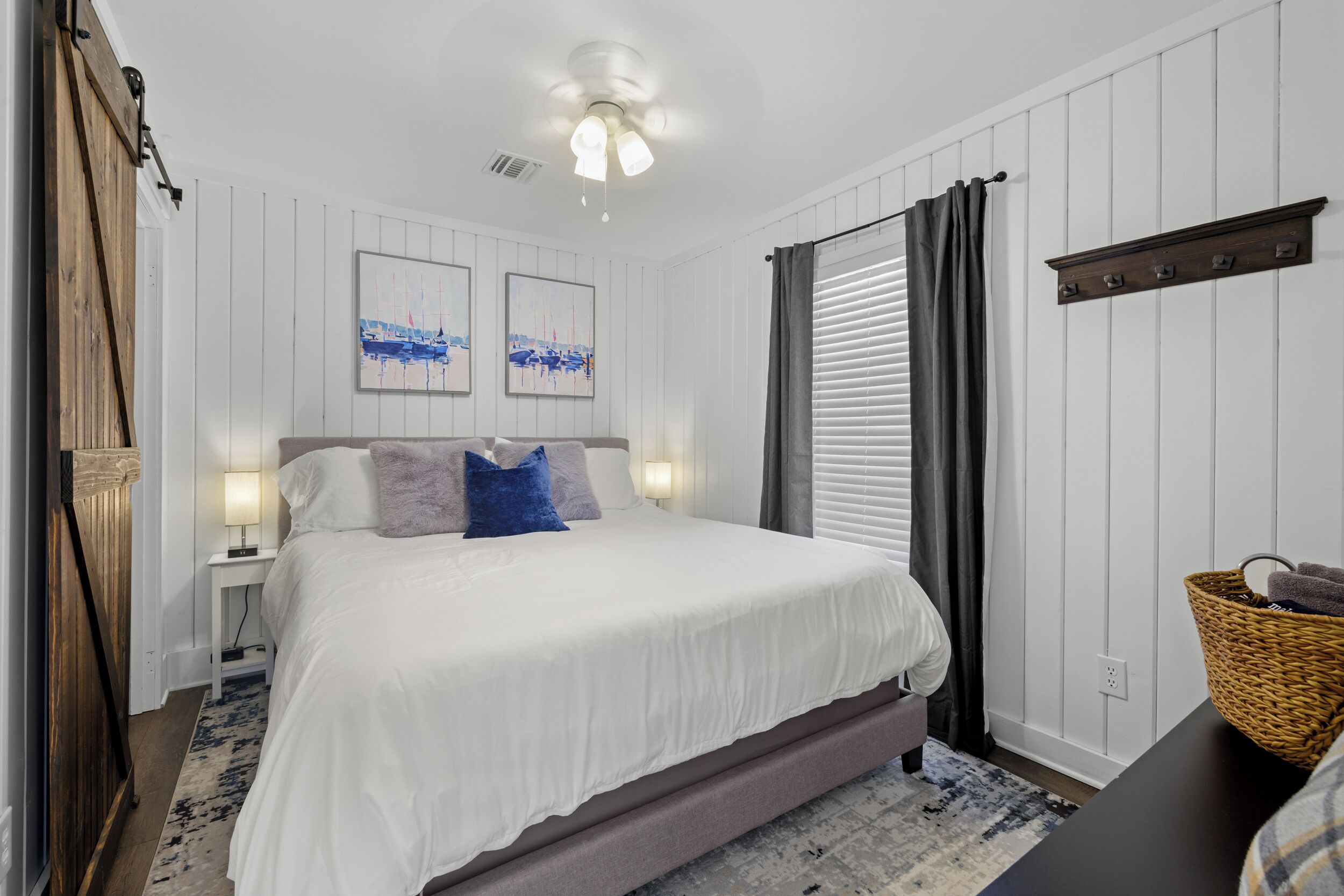 Tabla de planchar con plancha, wifi gratis y ropa de cama 