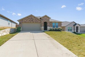 Exterior - Modern, Spacious Home 4BR Near Airport & Tesla (Austin)