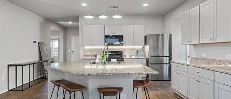 Microondas, horno, parrilla de estufa y lavavajillas