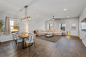 TV - Modern, Spacious Home 4BR Near Airport & Tesla (Austin)