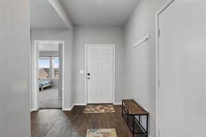 4 bedrooms, WiFi, bed sheets - Modern, Spacious Home 4BR Near Airport & Tesla (Austin)