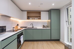 Fridge, microwave, oven, stovetop - The Nest - Two Bedroom Apartment, Sleeps 4 (Bristol)