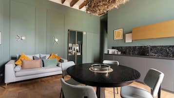Two-Bedroom Apartment, Via De Castillia 24 | Woonruimte | Een 30-inch ledtelevisie met satellietzenders