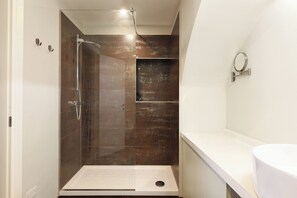 One-Bedroom Apartment, Via Rosales 1 | Badezimmer | Haartrockner, Bademäntel, Handtücher, Seife