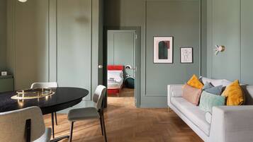 Two-Bedroom Apartment, Via De Castillia 24 | Area keluarga | Televisi LED 30-inci dengan saluran TV satelit