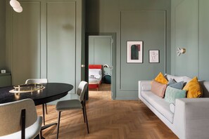 Two-Bedroom Apartment, Via De Castillia 24 | Stofa | 30-tommu LED-sjónvarp með gervihnattarásum