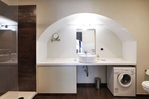 Appartement | Badkamer | Een haardroger, handdoeken, zeep, shampoo