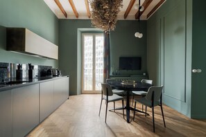 Two-Bedroom Apartment, Via De Castillia 24 | Área de estar | TV LED 30 polegadas com canais via satélite