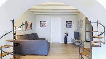 One-Bedroom Apartment, Via Rosales 1 | Área de estar | TV LED 30 polegadas com canais via satélite