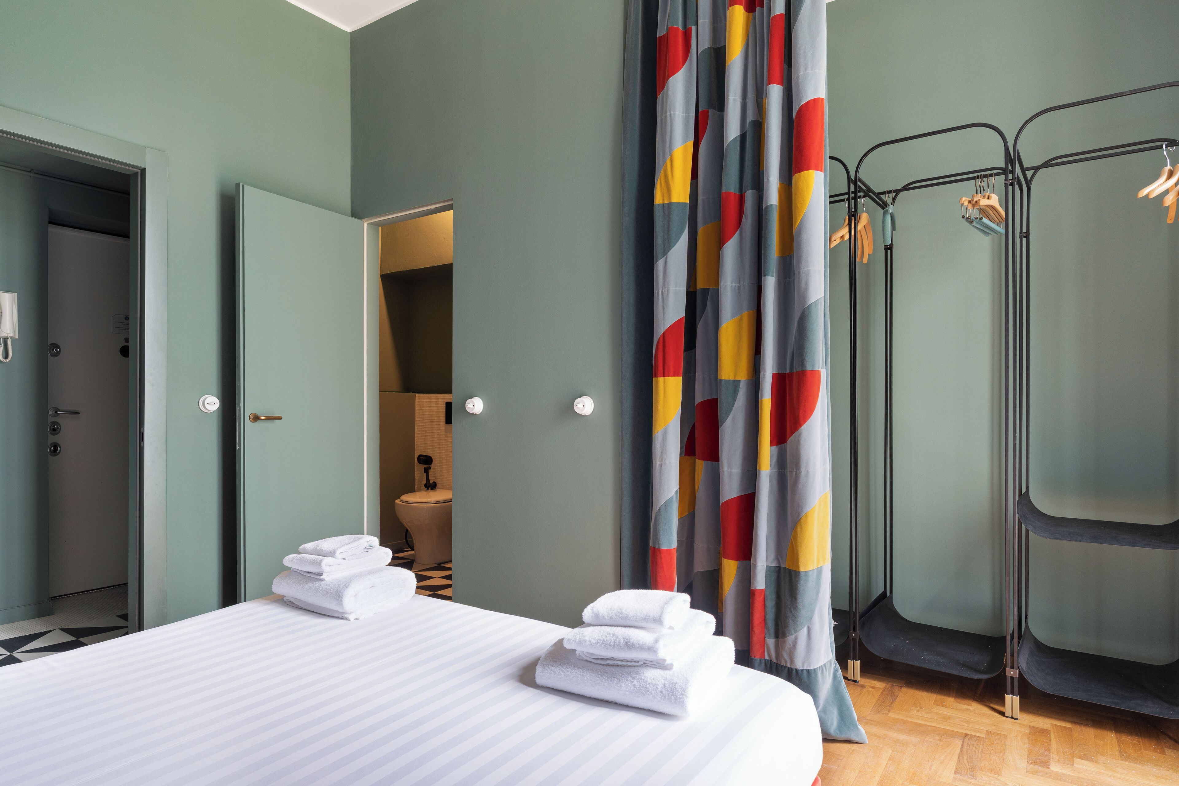 Ein Hotelzimmer mit einem Bett, einer Duschkabine und einem Badezimmer.