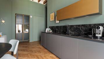 Two-Bedroom Apartment, Via De Castillia 24 | Area keluarga | Televisi LED 30-inci dengan saluran TV satelit
