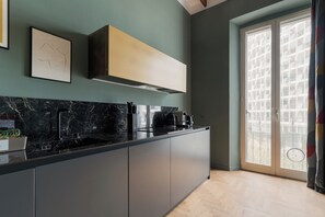 Microondas, placa de cocina, cafetera expreso, tetera/pava eléctrica