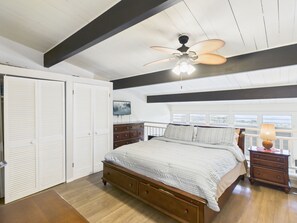 Escritorio, tabla de planchar con plancha, cuna de viaje y wifi gratis 