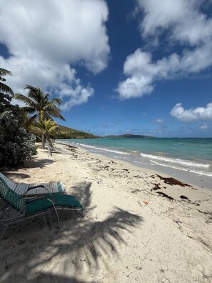 Chaises longues, serviettes de plage