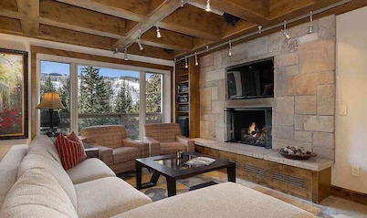 Ski-in/ski-out condo in Lionshead with incredible mountain views!!