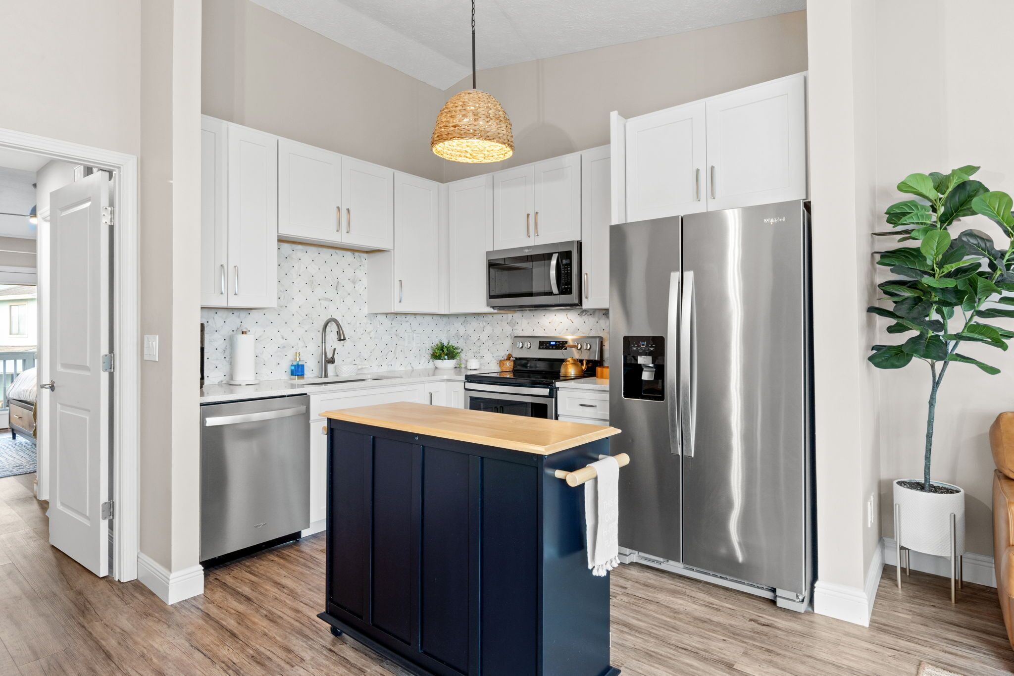 Geladeira, micro-ondas, fogão, cooktop