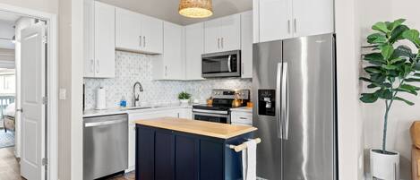 Geladeira, micro-ondas, fogão, cooktop