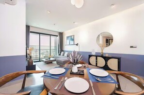 Suite – president, 2 soverom, Club Lounge-tilgang, byutsikt | Spiseområde på rommet