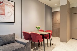 베이직룸, 시내 전망 | 객실 내 금고, 책상, 노트북 작업 공간, 암막 커튼