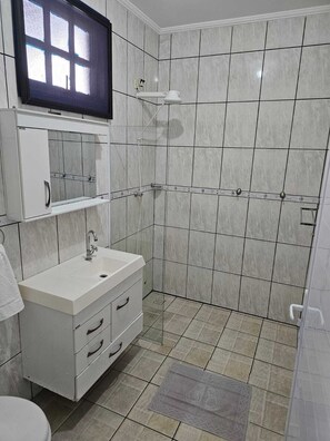 Shower, towels, soap, toilet paper - Casa Bela Mar (Itanhaém)