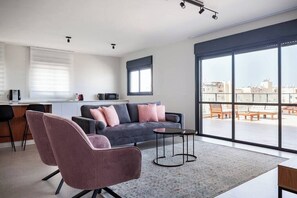 TV - Beachside 3BR | Huge Patio| Mamad (Bat Yam)