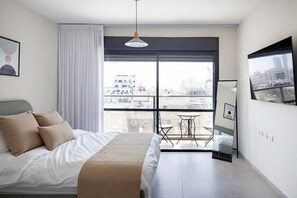 3 bedrooms, iron/ironing board, travel cot, WiFi - Beachside 3BR | Huge Patio| Mamad (Bat Yam)