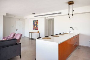 Lobby - Beachside 3BR | Huge Patio| Mamad (Bat Yam)