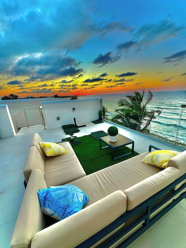 Oceanfront Rooftop Luxury 2b2b Residency Pool Beach in North Side, Grand Cayman
